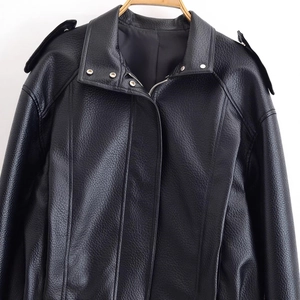 Giacca biker da donna in finta pelle martellata nera con ampi revers e finiture argentate