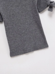 Dunkelgraues Strickoberteil mit kurzen Ärmeln, Rippenmuster und Schleifen am Ärmel