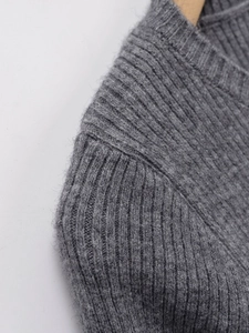 Nahaufnahme des grauen Rippstrick-Pullovers mit weicher Wollstruktur und Details