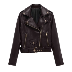 Détail du blouson motard marron avec fermeture éclair asymétrique et ceinture à boucle ajustée