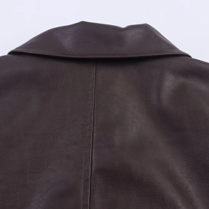 Giacca in pelle marrone scuro da donna con dettaglio del retro del colletto e texture