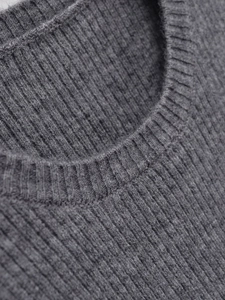 Detailaufnahme der grauen gerippten Strickstruktur und des hochwertigen Ausschnitt-Saums