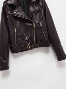 Détails de la veste en similicuir marron foncé avec zips dorés et ceinture à la taille