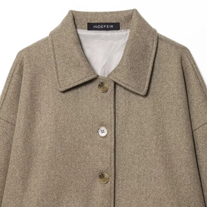 Chic loose-fit short wool jacket in camel with elegant lapel and marble texture buttons