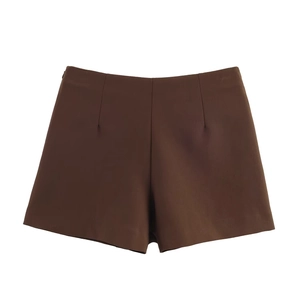Detailansicht der dunkelbraunen High-Waist-Shorts mit A-Linien-Schnitt und Taillenabnähern