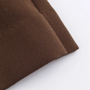 Makroaufnahme von dunkelbraunem Canvas-Stoff mit hochdichter Leinwandbindung