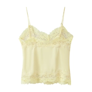Détail du haut caraco en satin jaune avec bordure en dentelle florale et bretelles