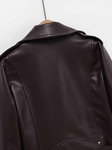 Détails d'une veste en similicuir marron foncé avec col à revers et épaulettes