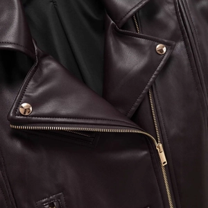 Veste en cuir bordeaux pour femme avec col à revers, fermeture éclair dorée et boutons