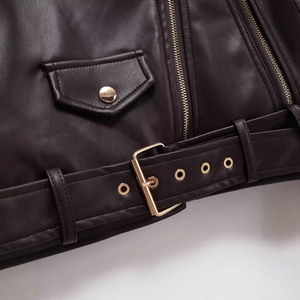 Veste en similicuir marron pour femme avec fermetures dorées et taille ceinturée réglable