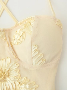 Detaillierte Stickerei auf cremefarbenem Netzstoff für elegantes Trägerkleid