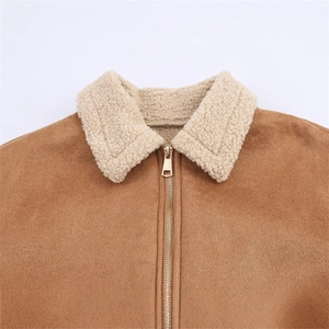Veste en suédine marron avec col en fausse fourrure crème et fermeture éclair dorée