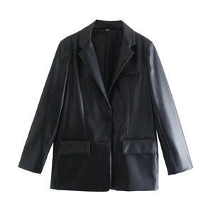 Vue détaillée de la texture en similicuir de haute qualité sur ce blazer noir femme