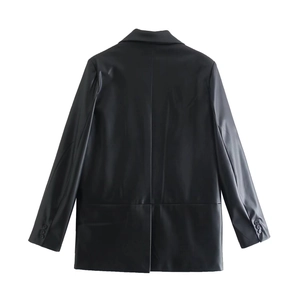 Vue détaillée du dos d'un blazer noir en cuir avec coutures et boutons aux poignets