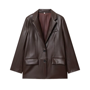 Détail d'un blazer en similicuir marron foncé avec revers crantés et fermeture à boutons