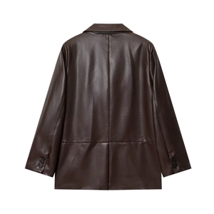 Vue arrière détaillée montrant la texture en cuir marron foncé et les boutons sur les poignets