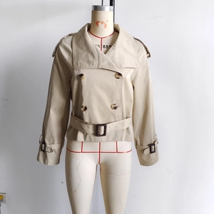 Détails du trench-coat court kaki avec boutons à double boutonnage et boucle ceinture