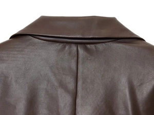 Détail du col arrière et des coutures d'un blazer en similicuir de couleur marron foncé