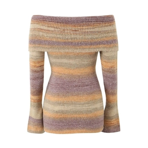 Détail de la robe en maille à rayures dénudées avec texture côtelée multicolore