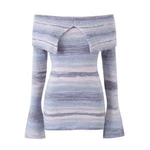 Détail de robe en maille dégradée à épaules dénudées avec manches longues évasées et rayures