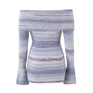 Détail du tissu en maille dégradée duveteuse et du design à épaules dénudées de la robe
