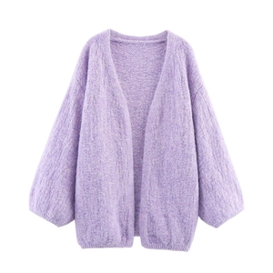Detaillierte Makroansicht der fliederfarbenen Strickjacke und flauschigen Wollmischung