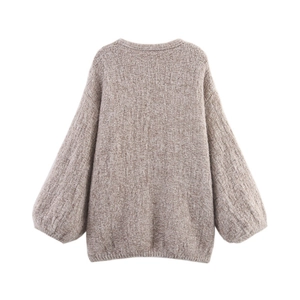 Detailansicht der Rückseite eines Strickcardigans mit Rippsaum und Laternenärmel-Struktur