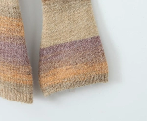Détail du tissu en maille mohair douce avec dégradé orange et violet et texture pelucheuse