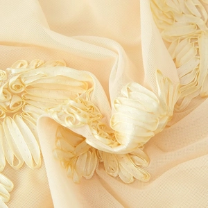 Elegantes cremefarbenes Netzkleid mit 3D-Band-Blumenstickerei und weichen Texturen