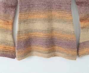 Détail de la maille mohair dégradée montrant les textures violettes et orange de la robe