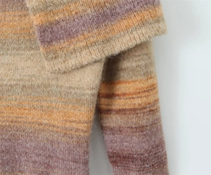 Gros plan détaillé sur la maille douce aspect mohair et le motif de rayures en dégradé
