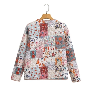 Rückansicht der gesteppten Patchwork-Jacke mit bunten Blumenmustern und Rautensteppung