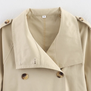 Court trench-coat kaki croisé pour femme avec pattes d'épaule et boutons ambrés élégants