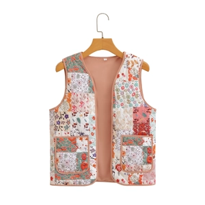 Detail der geblümten Patchwork-Steppweste mit V-Ausschnitt und zwei vorderen Taschen