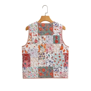 Detail der Rückseite einer geblümten Patchwork-Steppweste mit rosa Paspelierung und Textur