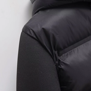 Giacca imbottita slim da donna con cappuccio, cuciture a contrasto e finitura nero lucido