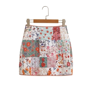 Detail eines Mini-Patchwork-Rocks mit hoher Taille, Blumenmuster und Rautensteppung