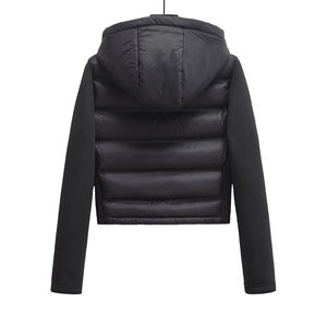 Vista posteriore della giacca imbottita nera con cappuccio da donna e maniche opache slim fit