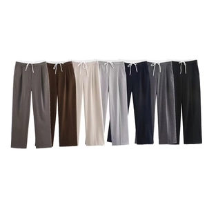 Detalle de pantalones de pierna ancha de cintura alta en siete colores con cordón
