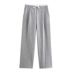 Detail der grauen Hose mit hohem Bund, weitem Bein und weißem Kordelzug am doppelten Bund