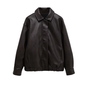 Détails du revers classique et de la texture en cuir sur ce blouson bomber