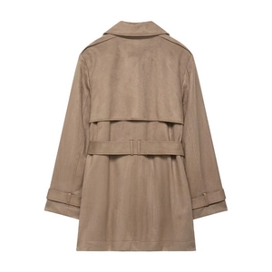 Detailansicht der Rückseite des eleganten Khaki-Wildleder-Trenchcoats mit klassischer Koller