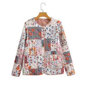 Gesteppte Damenjacke mit floralem Patchwork-Print, vorderer Knopfleiste und zwei großen Taschen