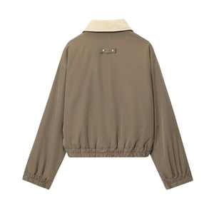 Détail du dos de la veste avec col en velours et boucle métallique sur manteau tendance