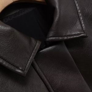 Veste en cuir marron foncé tendance pour femmes avec coutures de qualité et détail du col