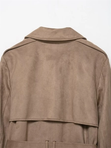 Detail eines hellbraunen Wildleder-Trenchcoats mit Revers, Schulterklappen und Koller