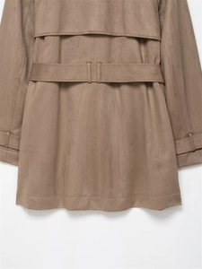 Detailansicht der camel-suede trenchcoat rückseite mit koller und hüftgürtel schnalle