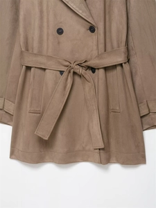 Detail eines kamelfarbenen Trenchcoats mit Doppelreiher-Knöpfen und Taillengürtel