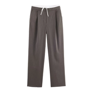 Detalle de pantalones de pernera ancha gris oscuro con cordón blanco en contraste
