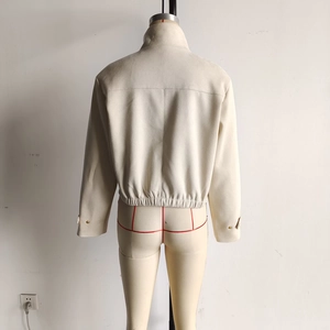Vue détaillée du dos d'une veste en daim beige avec col montant et ourlet élastique